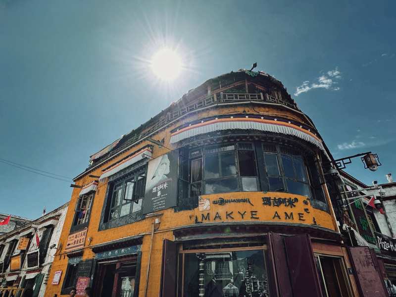 拉萨 阳光下的老街风情图片