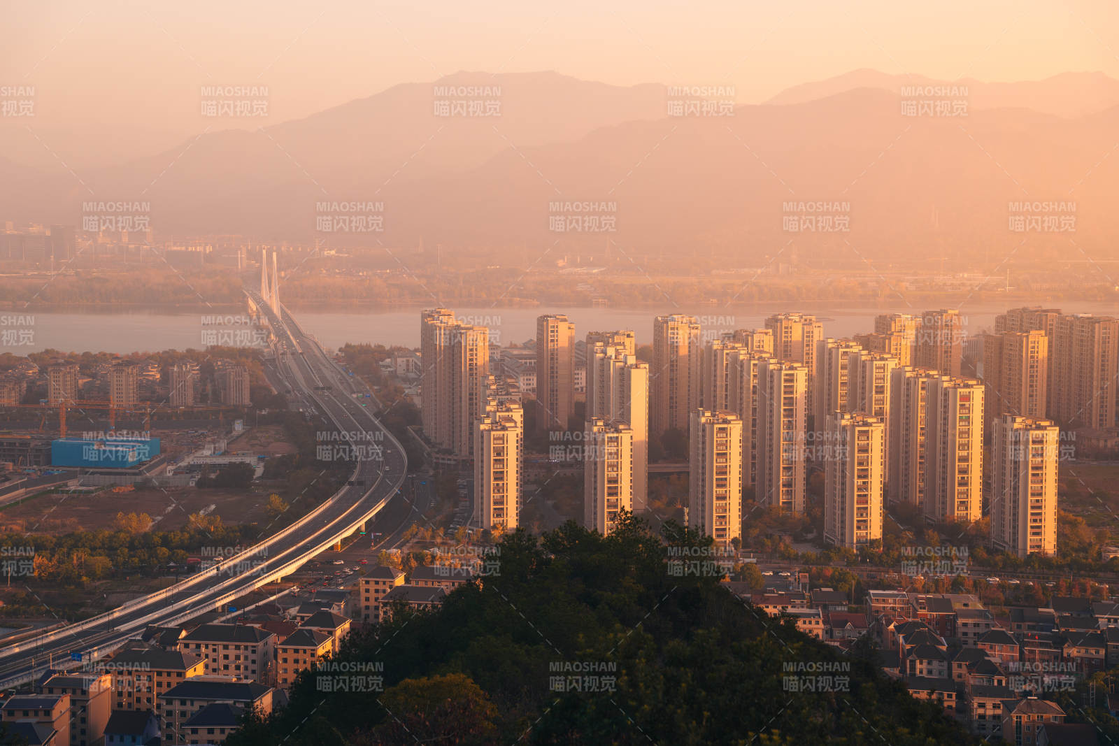 杭州富阳城市晨曦 高楼林立图片