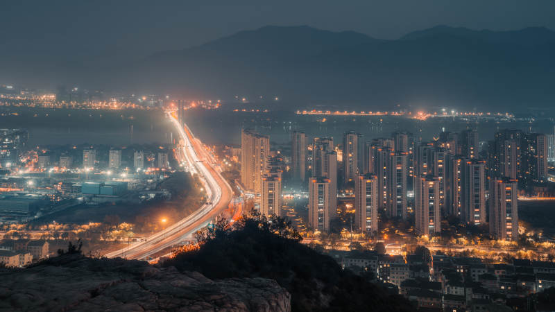 杭州富阳夜幕下的城市灯火图片