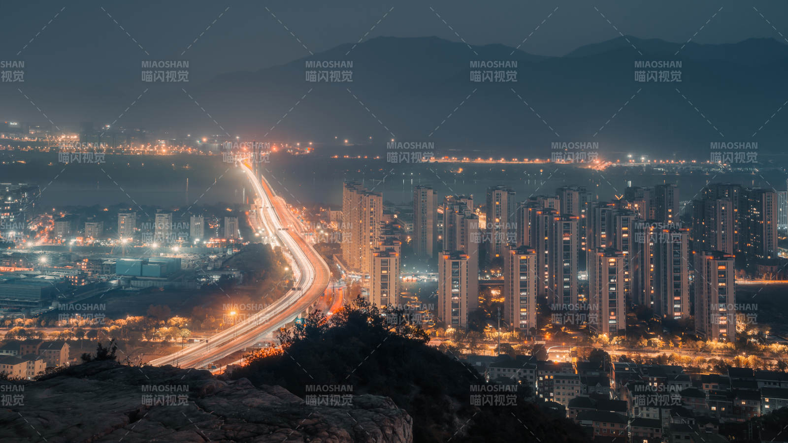 杭州富阳夜幕下的城市灯火图片