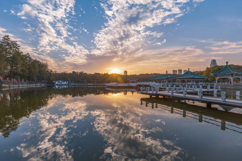 东湖畔夕阳映彩云图片