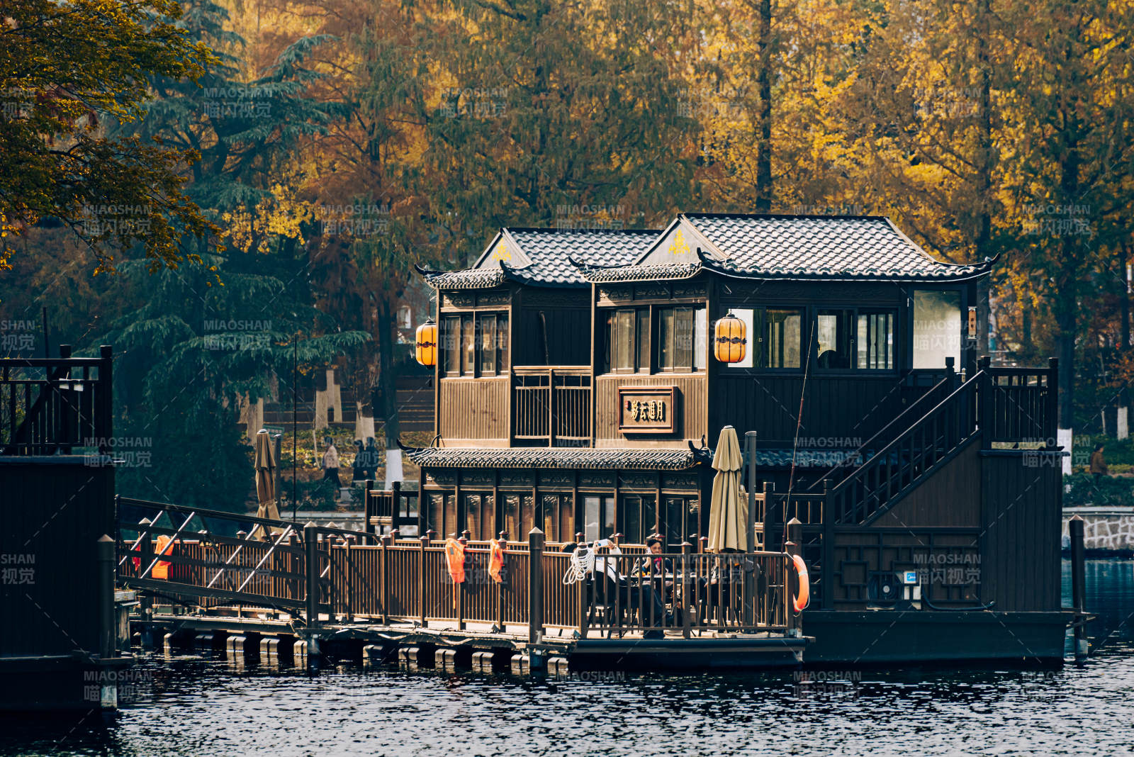 湖畔古屋秋景船屋图片