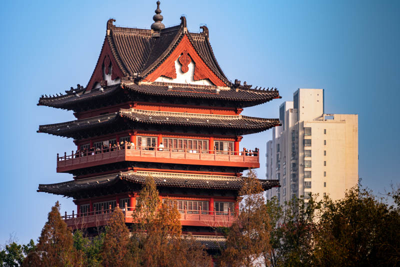 古塔映现代楼群清风楼图片