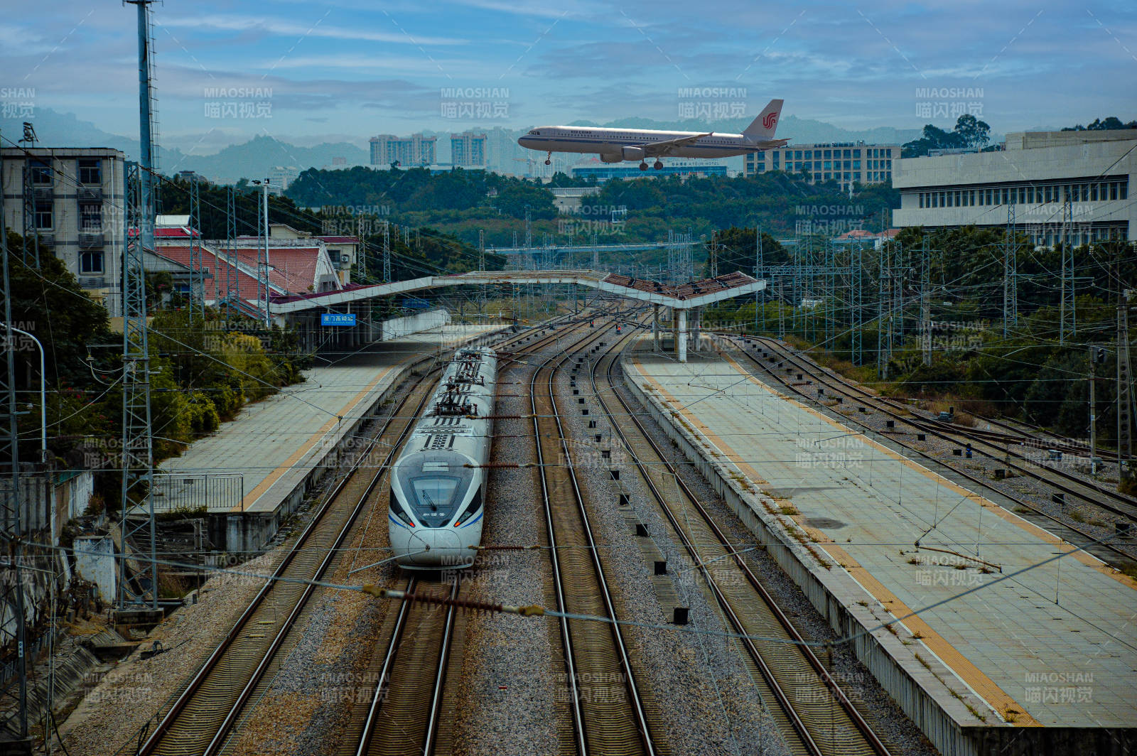 厦门高崎飞机火车同框图片