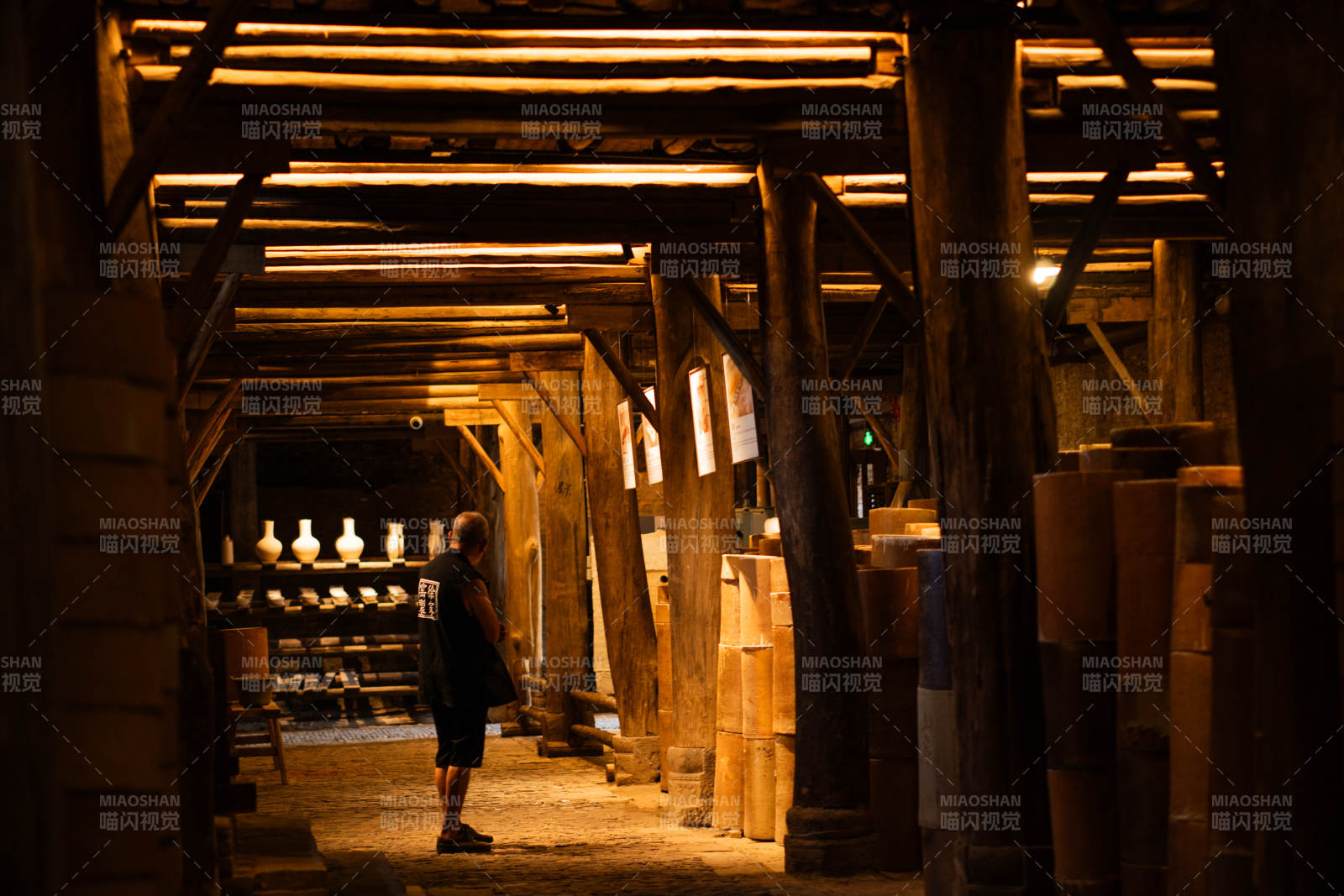 江西景德镇窑场工人工作剪影图片