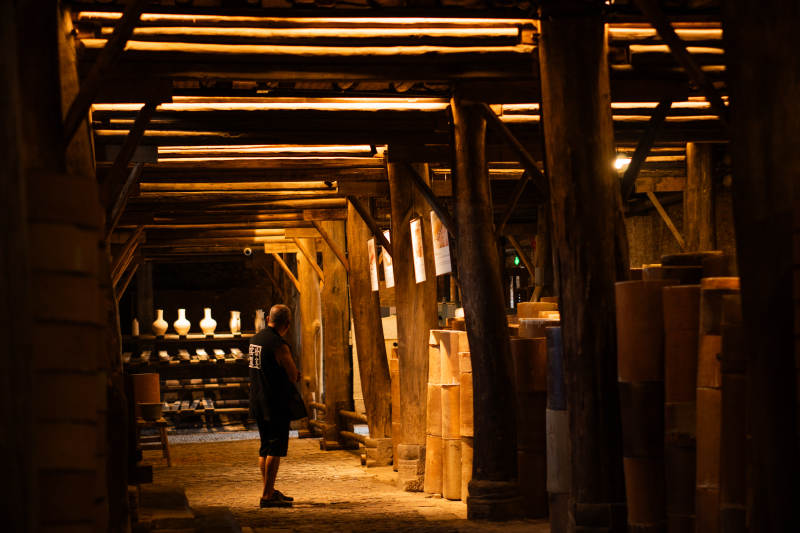 江西景德镇窑场工人工作剪影图片