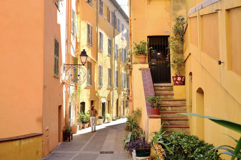 阳光下的欧洲小镇街道图片