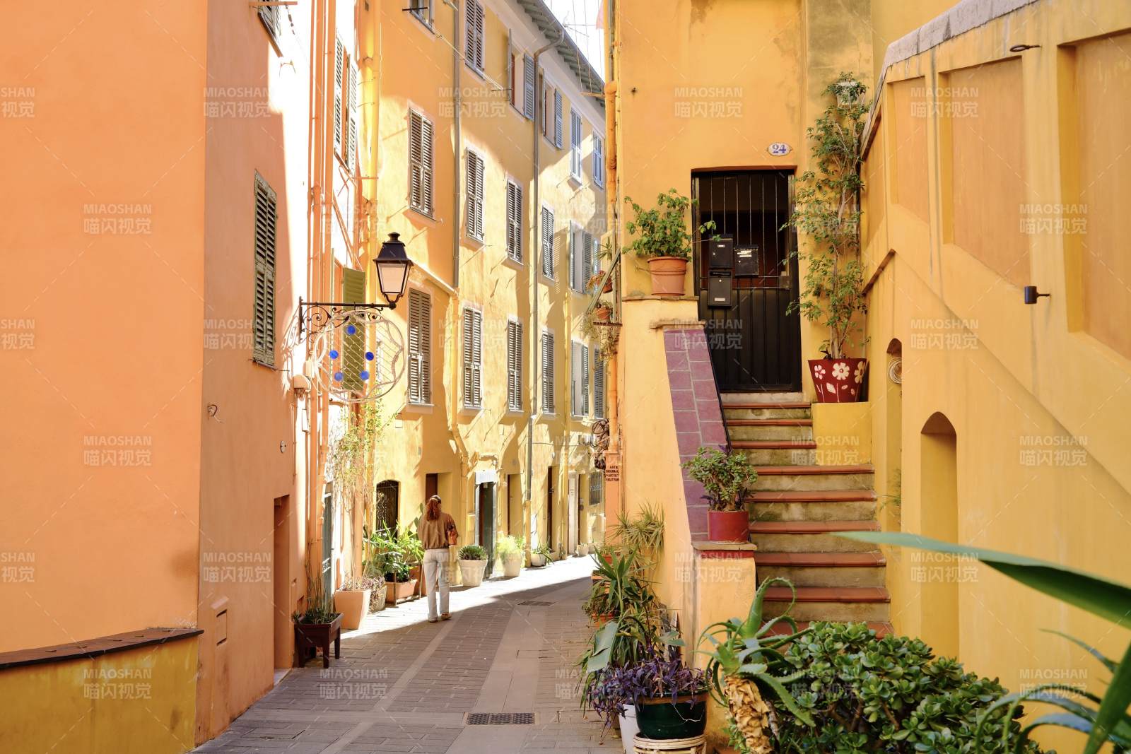 阳光下的欧洲小镇街道图片