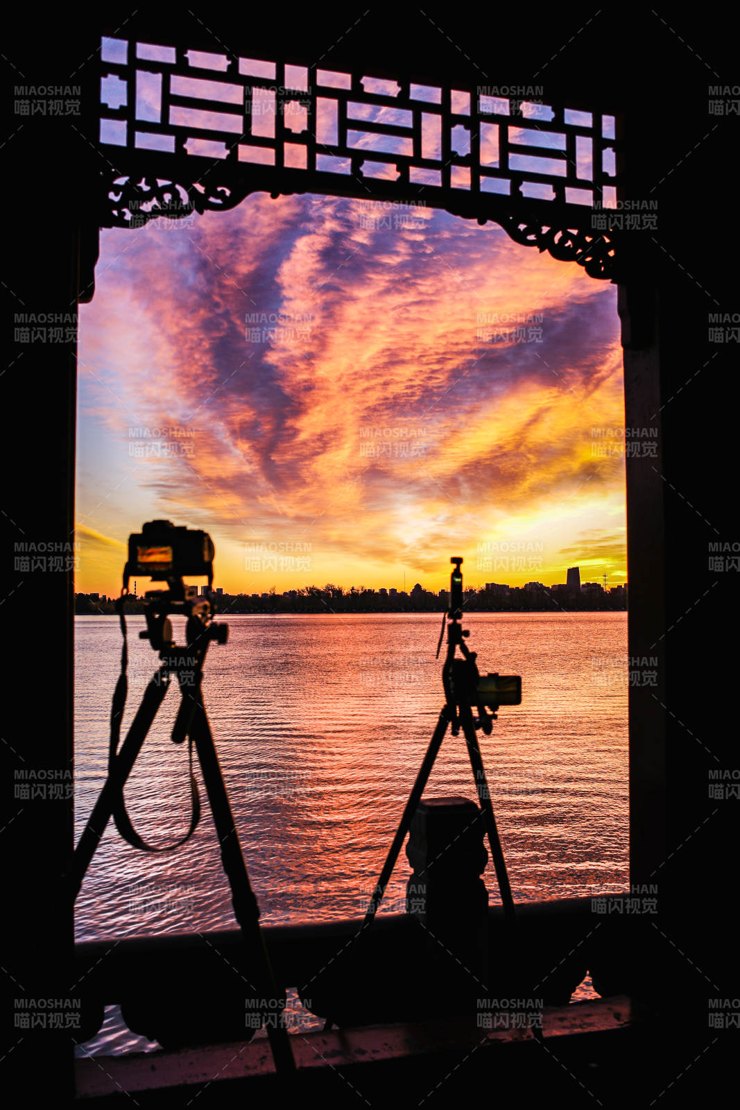 颐和园豳风桥窗框夕阳映湖景图片