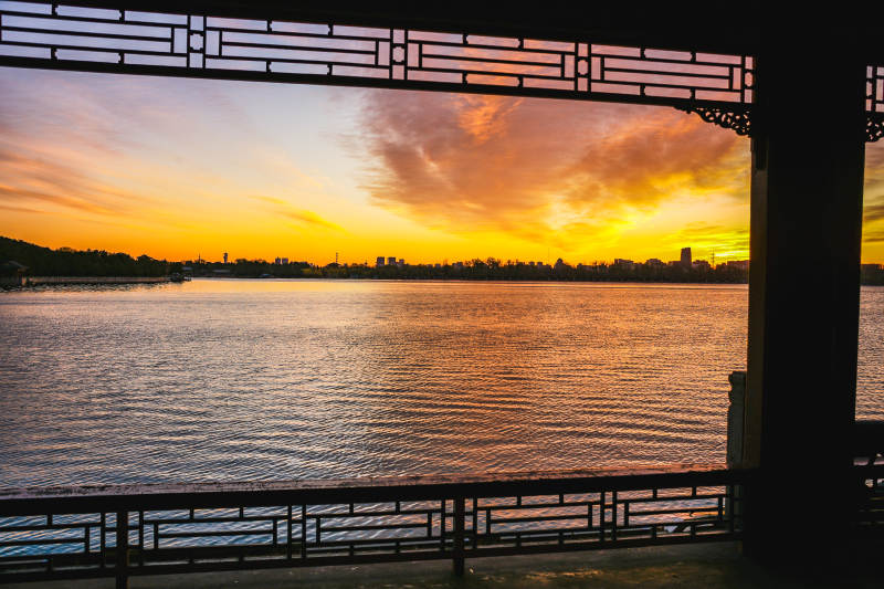 颐和园昆明湖畔夕阳美景图片