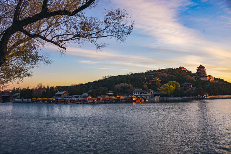 颐和园湖光山色映古塔图片