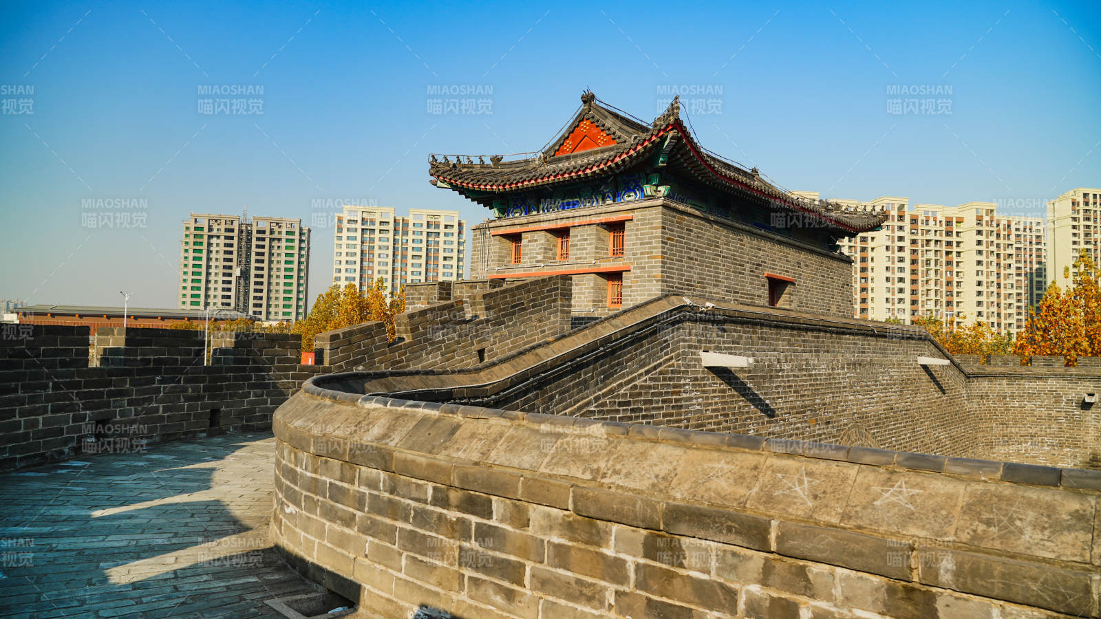 廊坊霸州古城墙上的传统建筑图片