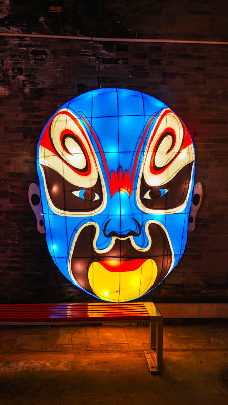 廊坊霸州胜芳古镇脸谱灯饰夜景图片