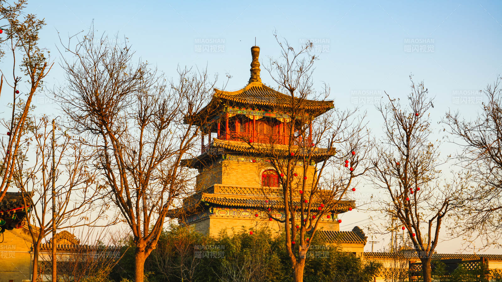廊坊霸州胜芳古镇文昌阁古塔夕阳映树影图片