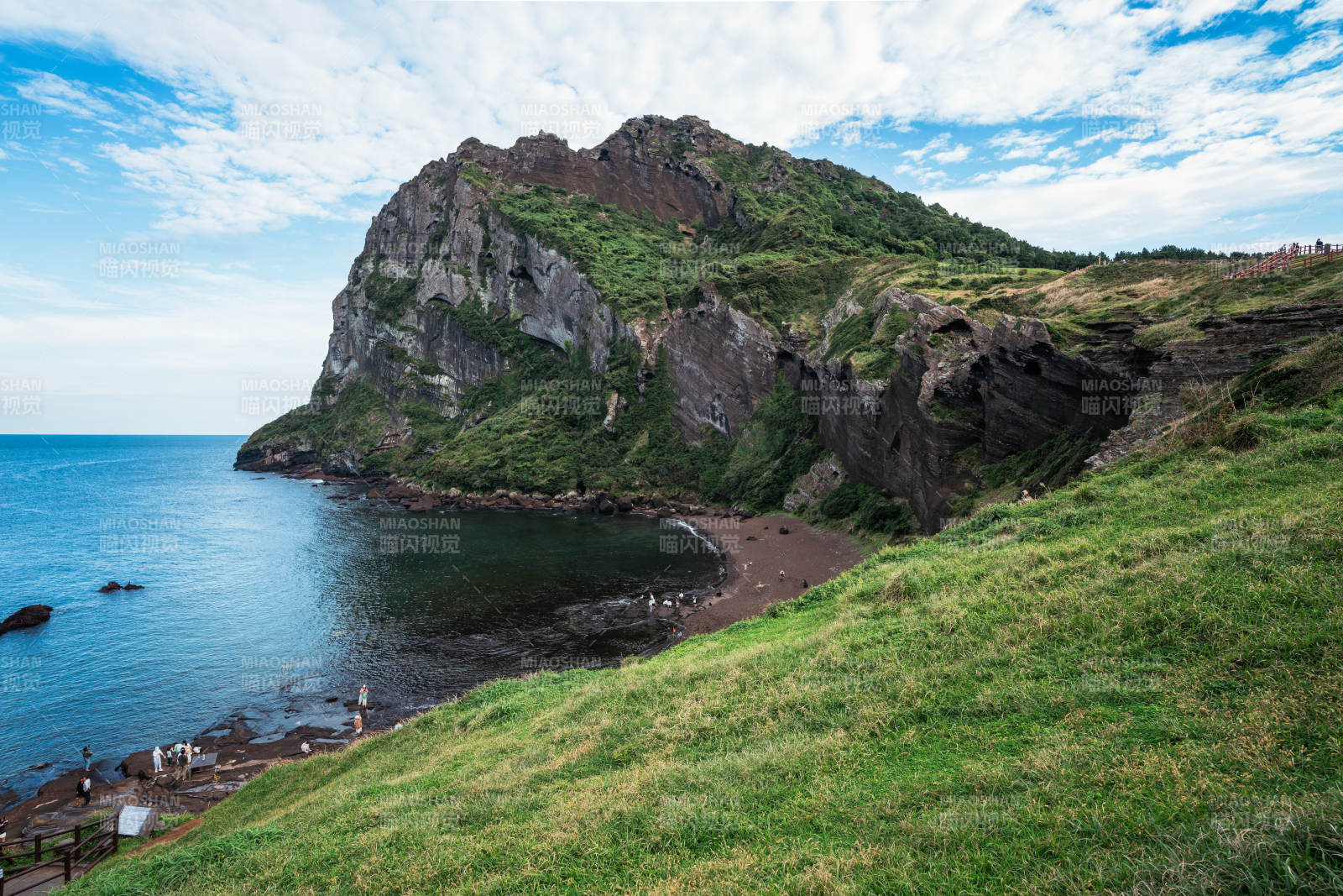 韩国济州岛城山日出峰悬崖风光图片