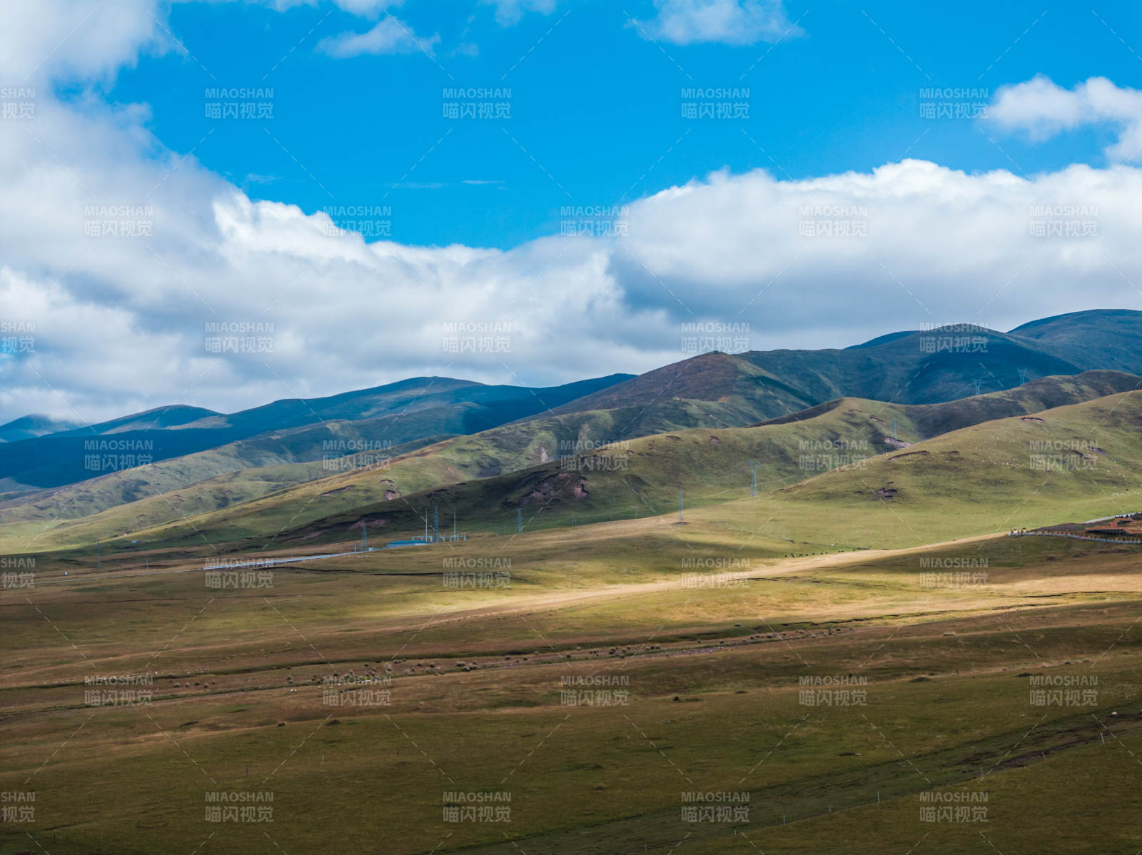 草原山峦云天图片