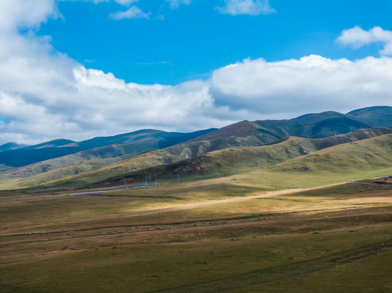 草原山峦云天图片