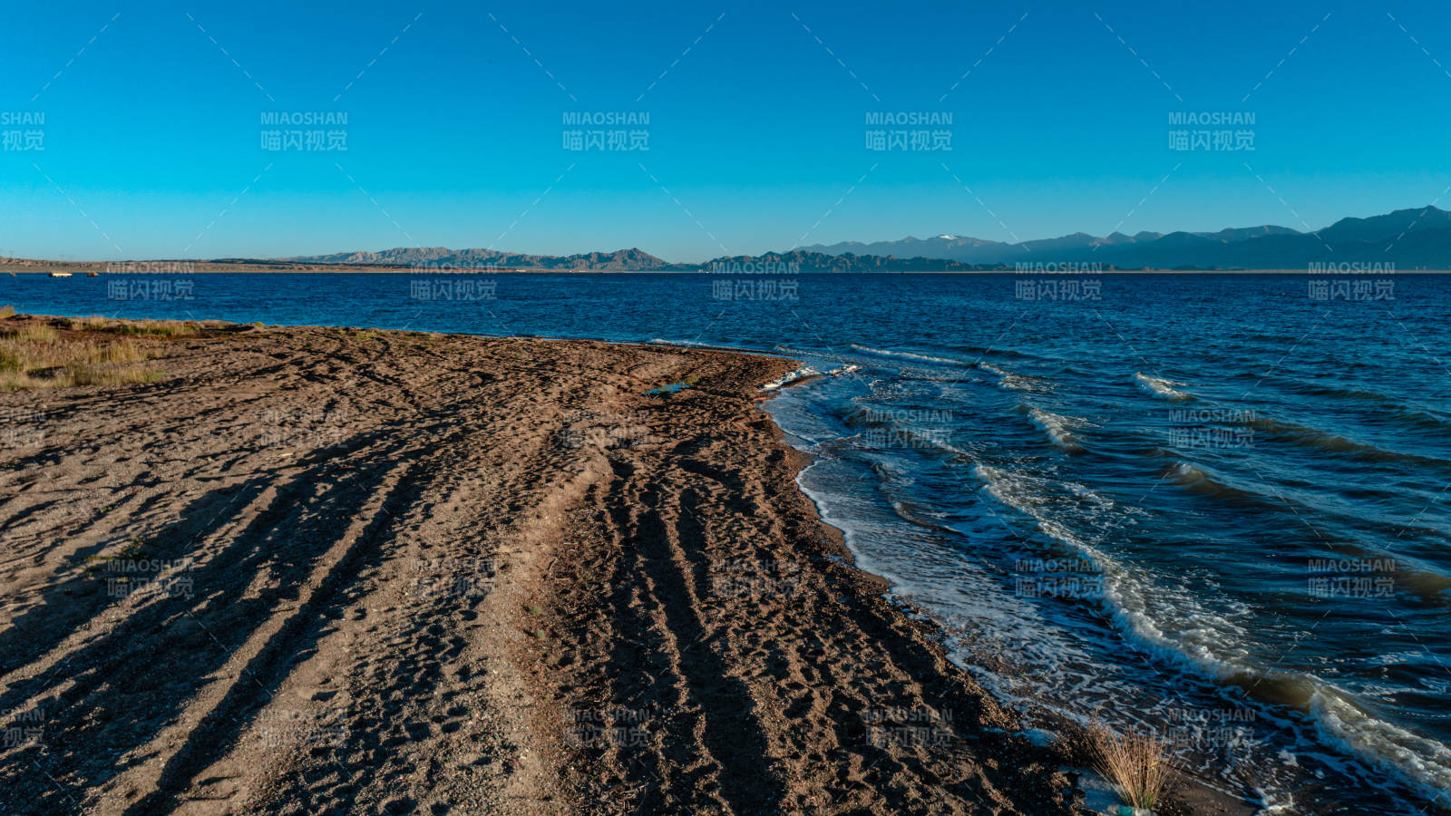 湖畔沙岸风光图片