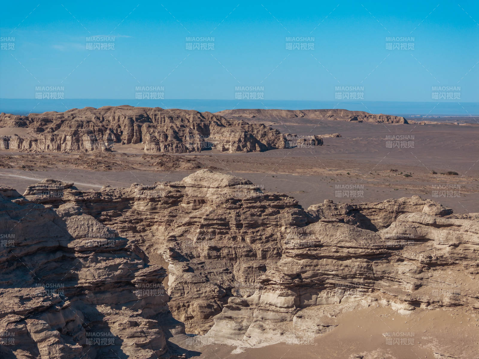 荒漠岩层奇观图片
