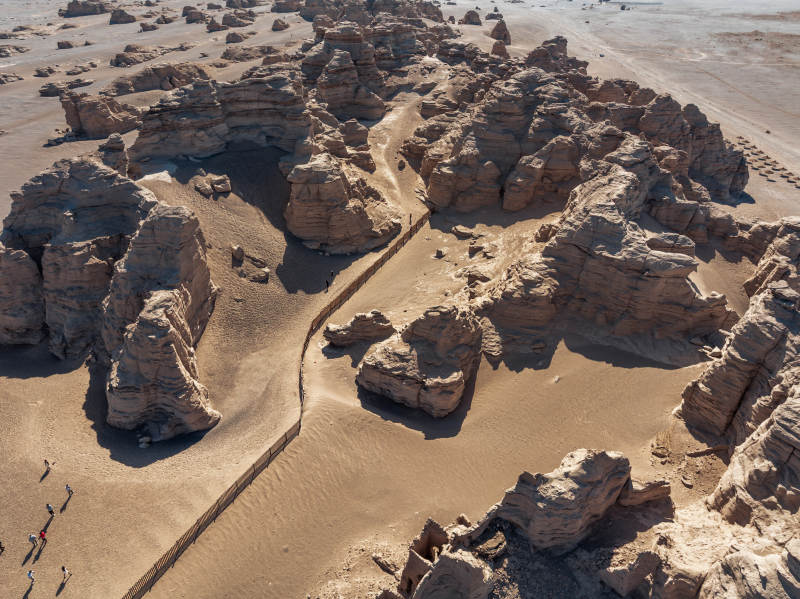 沙漠奇岩航拍图片