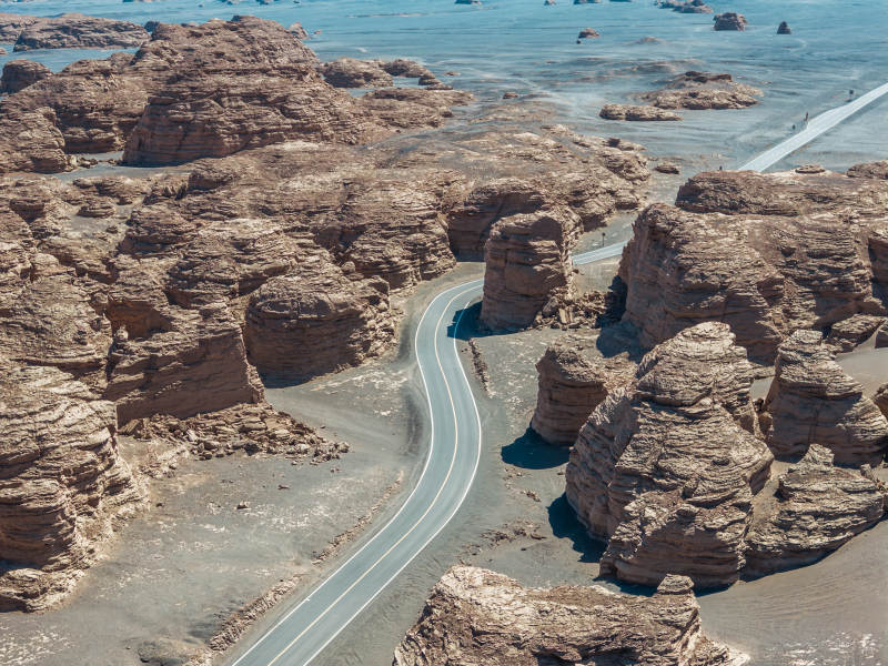 沙漠公路奇景图片