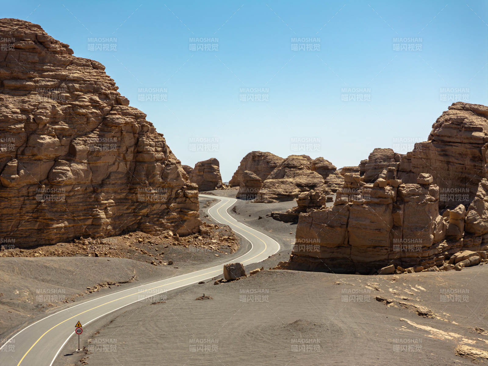 沙漠公路穿岩而行图片