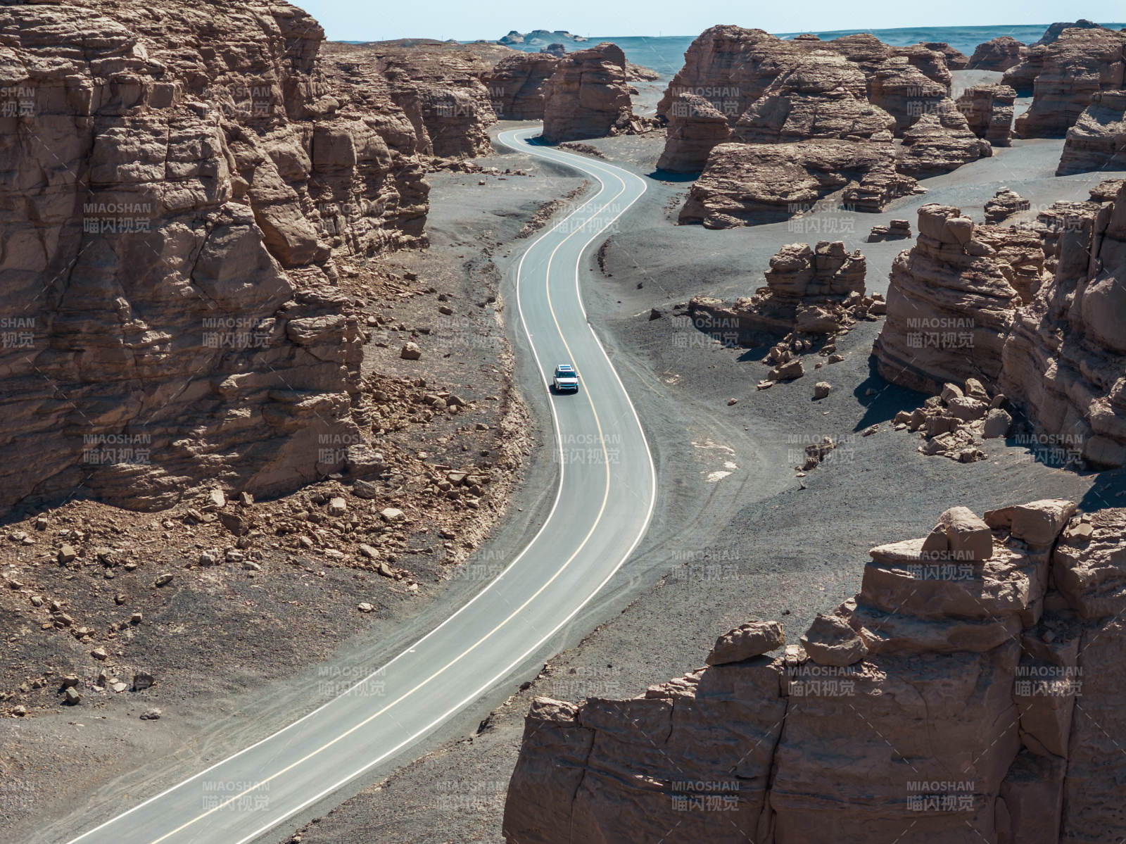 沙漠公路蜿蜒前行图片