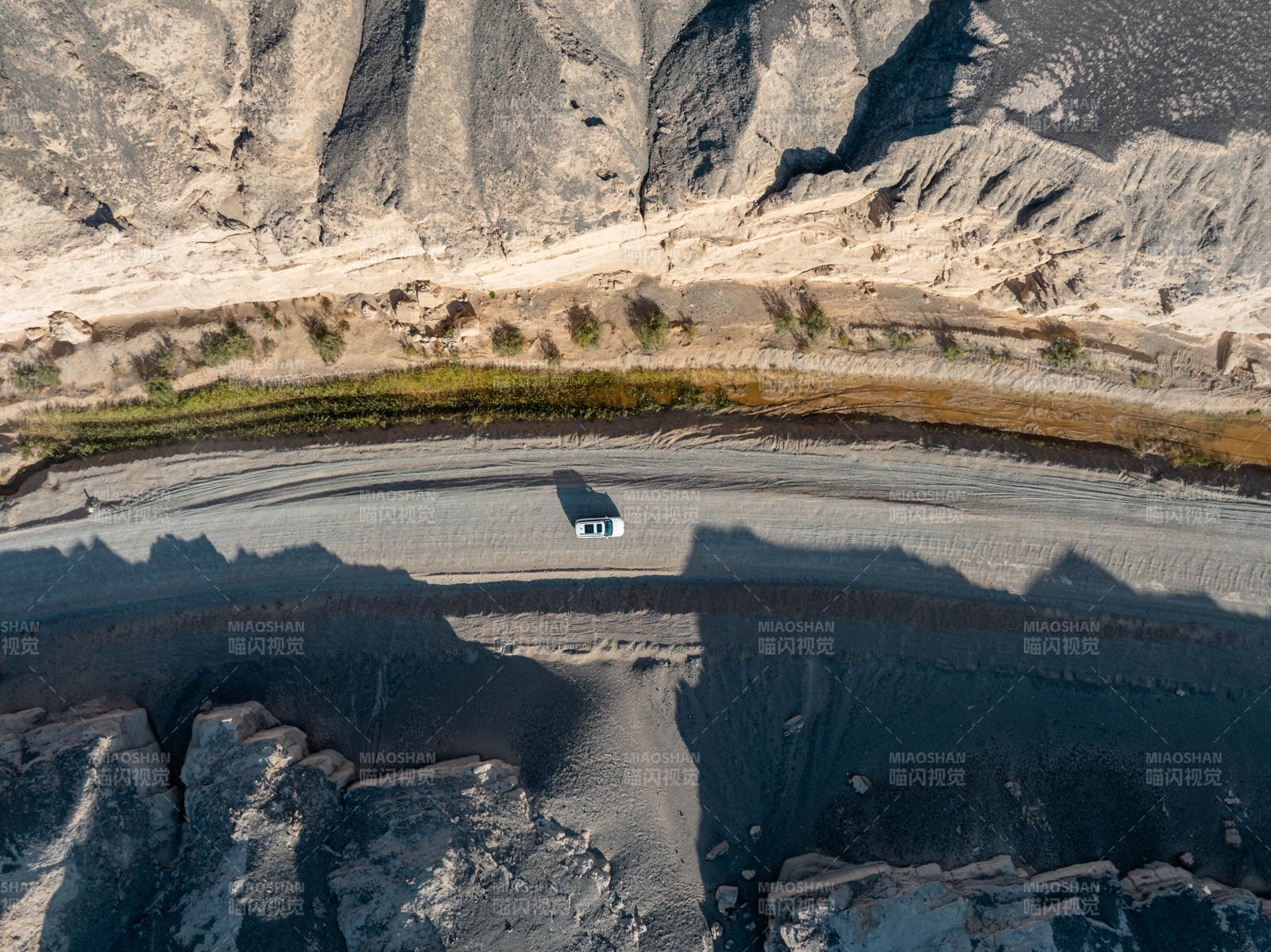 荒漠中的孤车图片