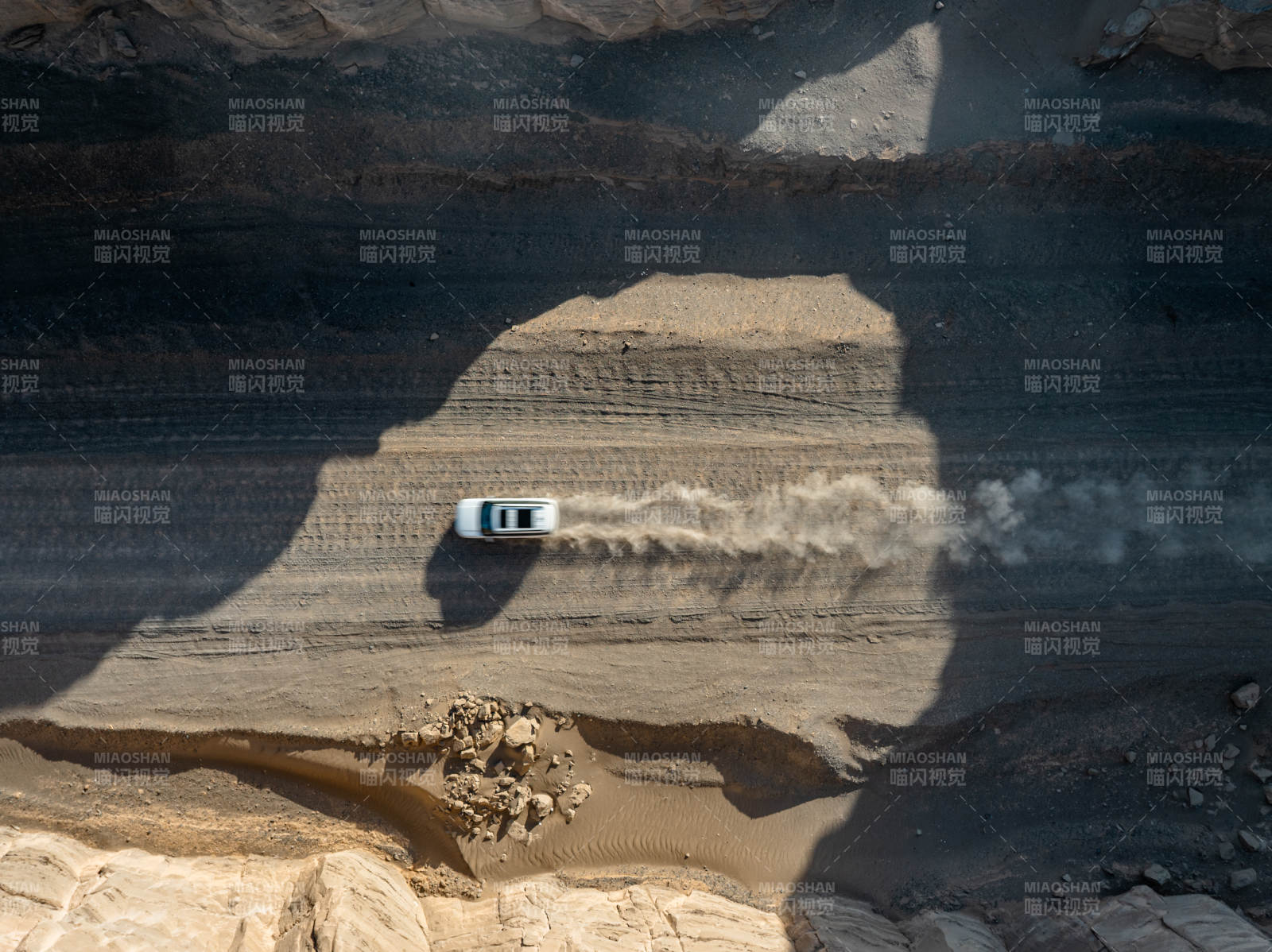 沙漠越野车影图片