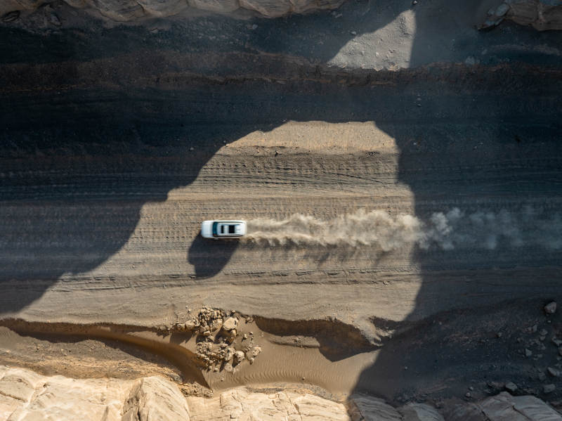 沙漠越野车影图片