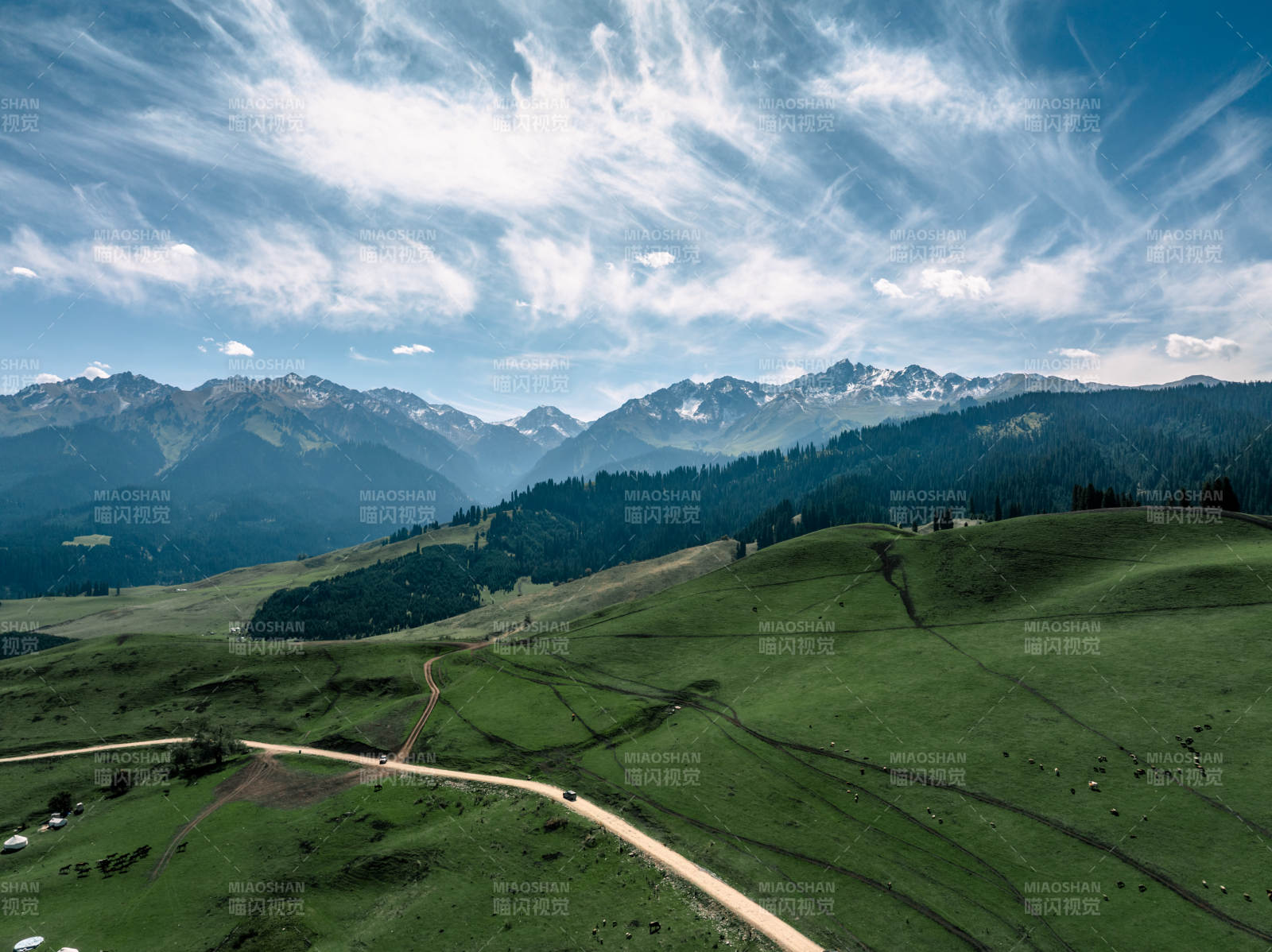 青山绿水映蓝天图片
