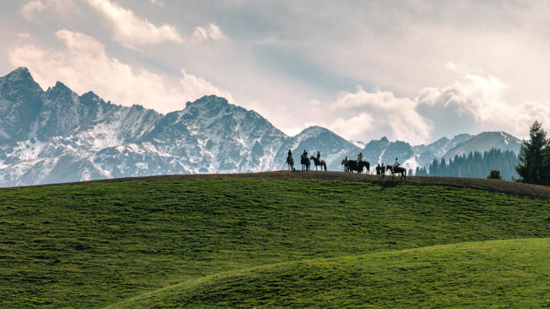 雪山草原骑马图图片