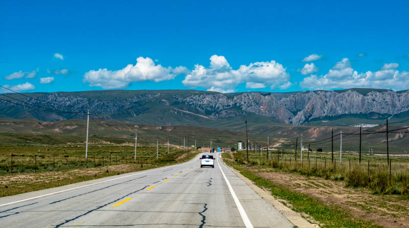 公路远山行图片