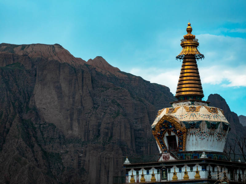 雪山佛塔静谧景图片