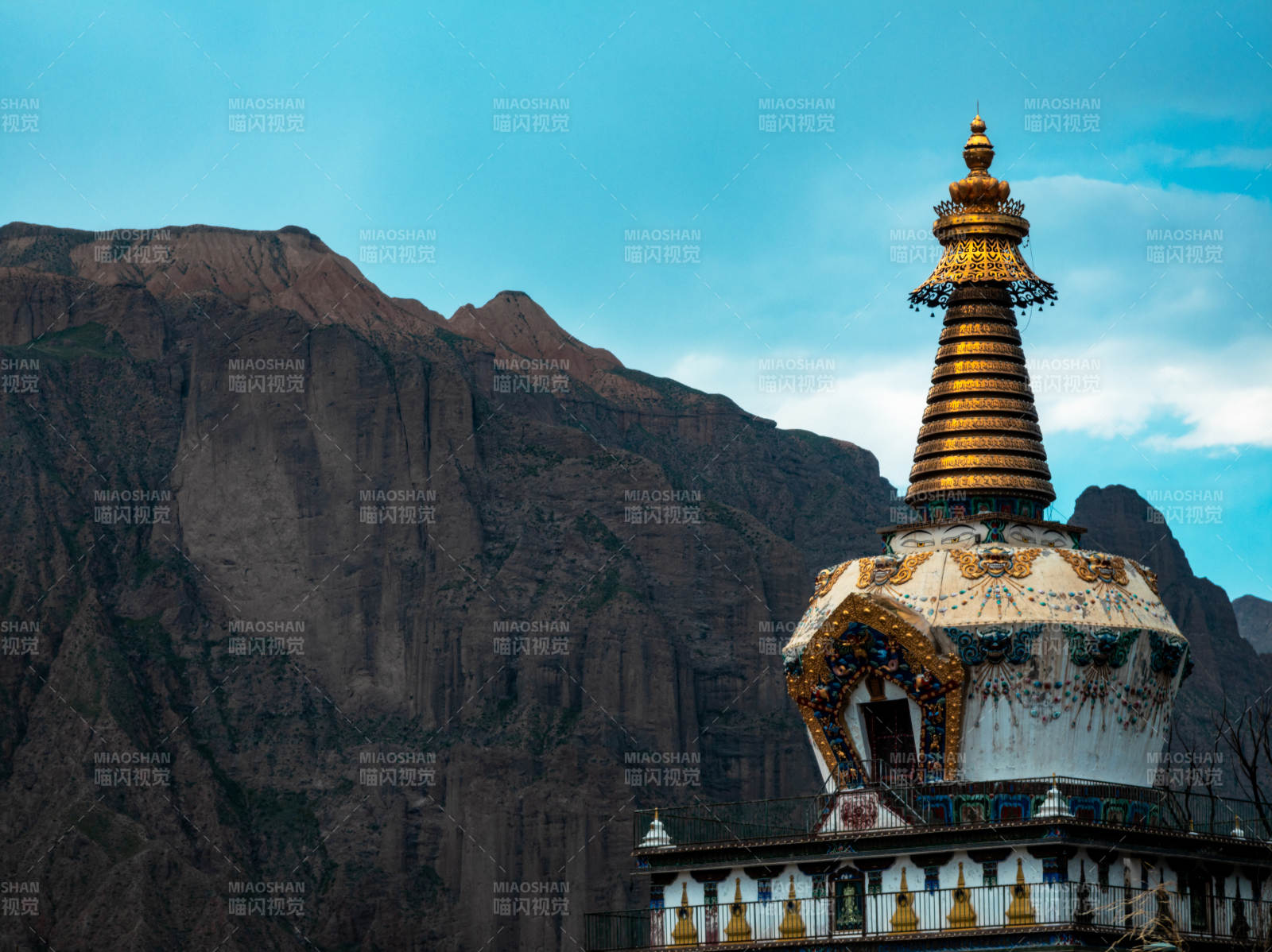 雪山佛塔静谧景图片
