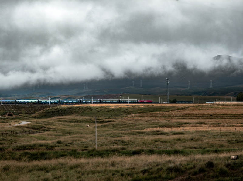 云雾中的列车图片