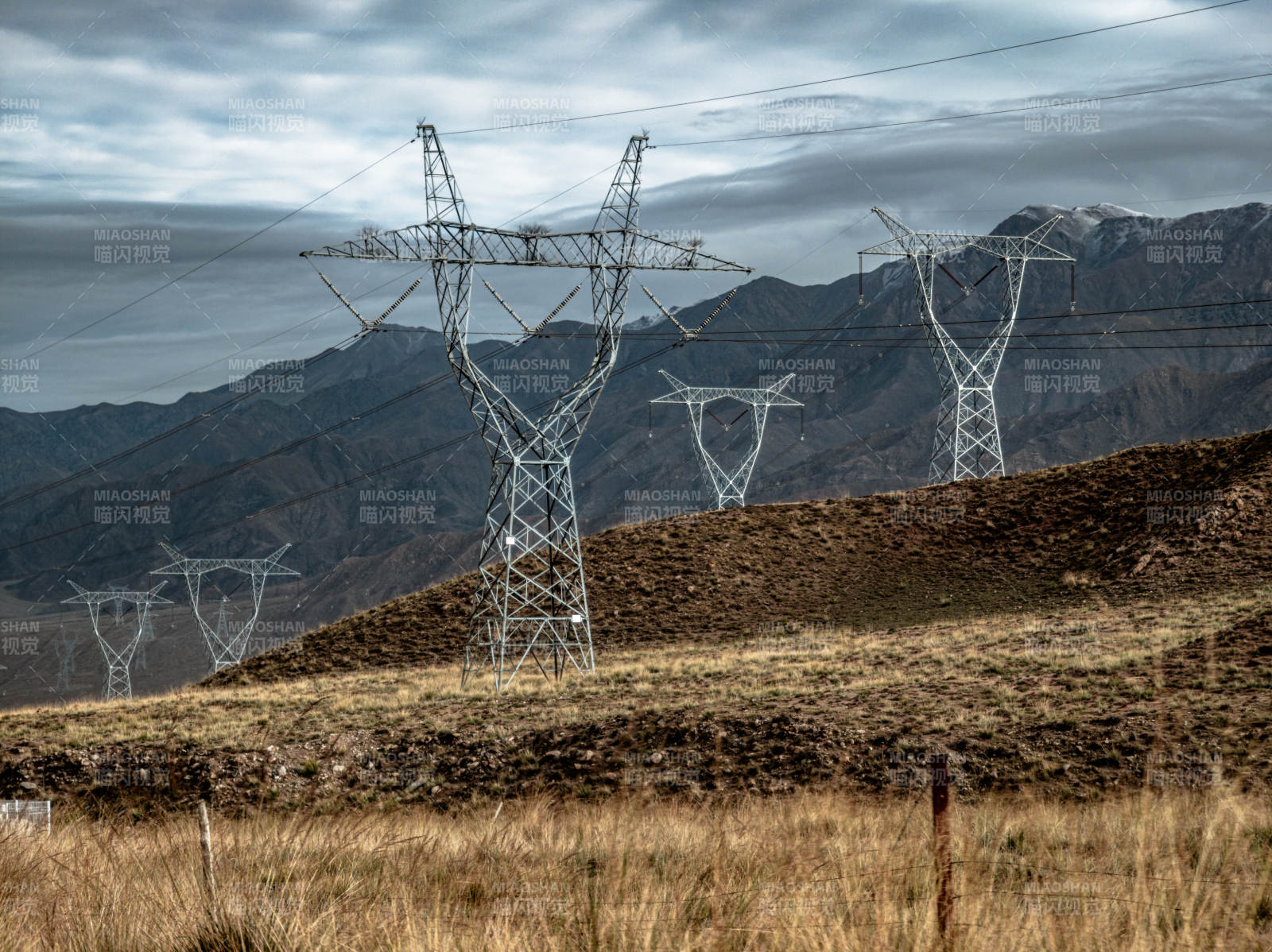 高压电塔群山间图片