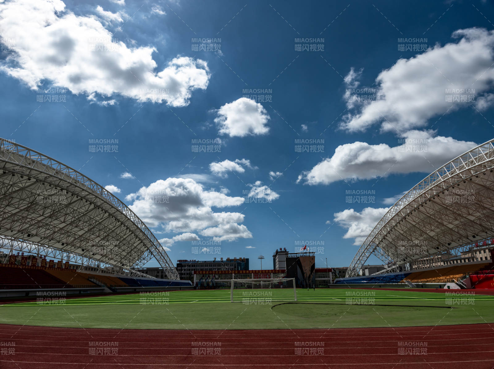 空旷体育场蓝天白云图片