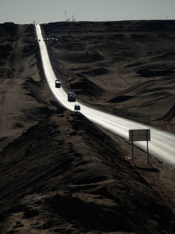 荒漠公路行迹图片