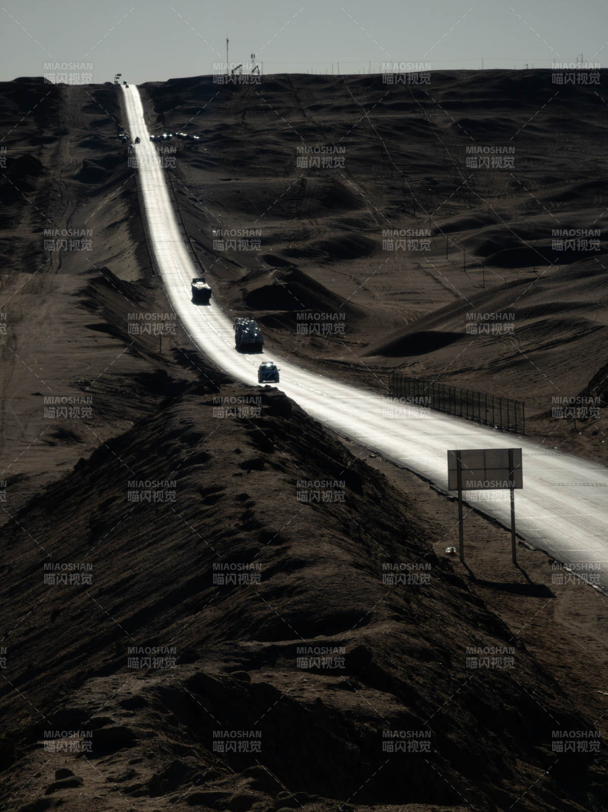 荒漠公路行迹图片