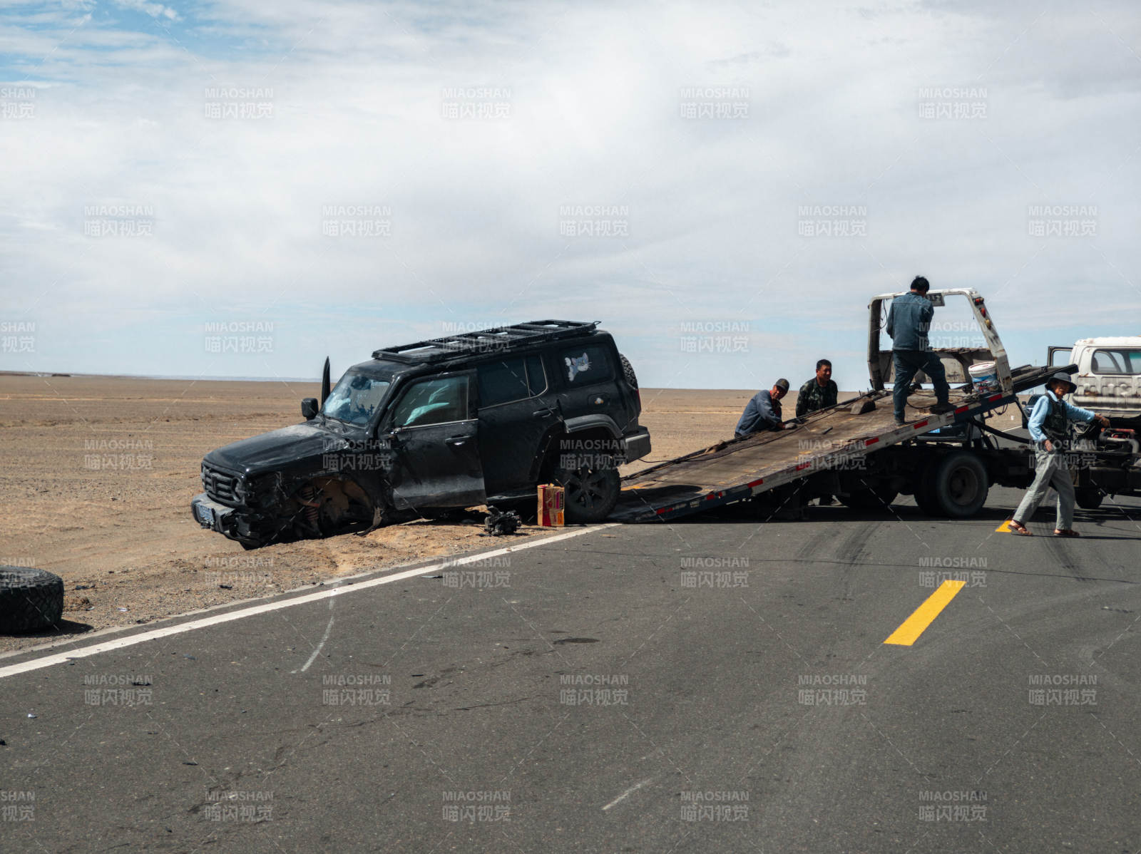 越野车拖车救援现场图片