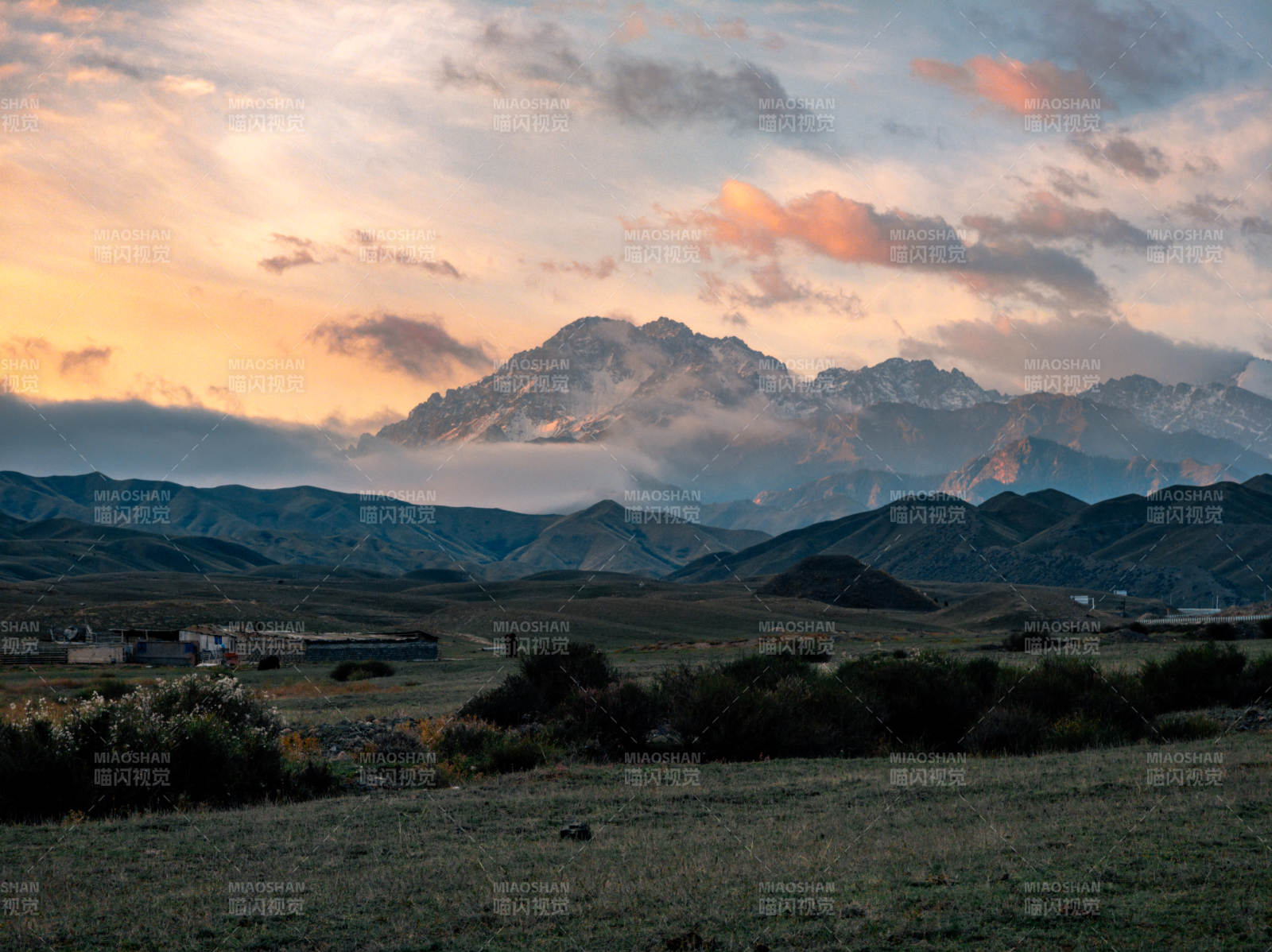 雪山日落美景图片