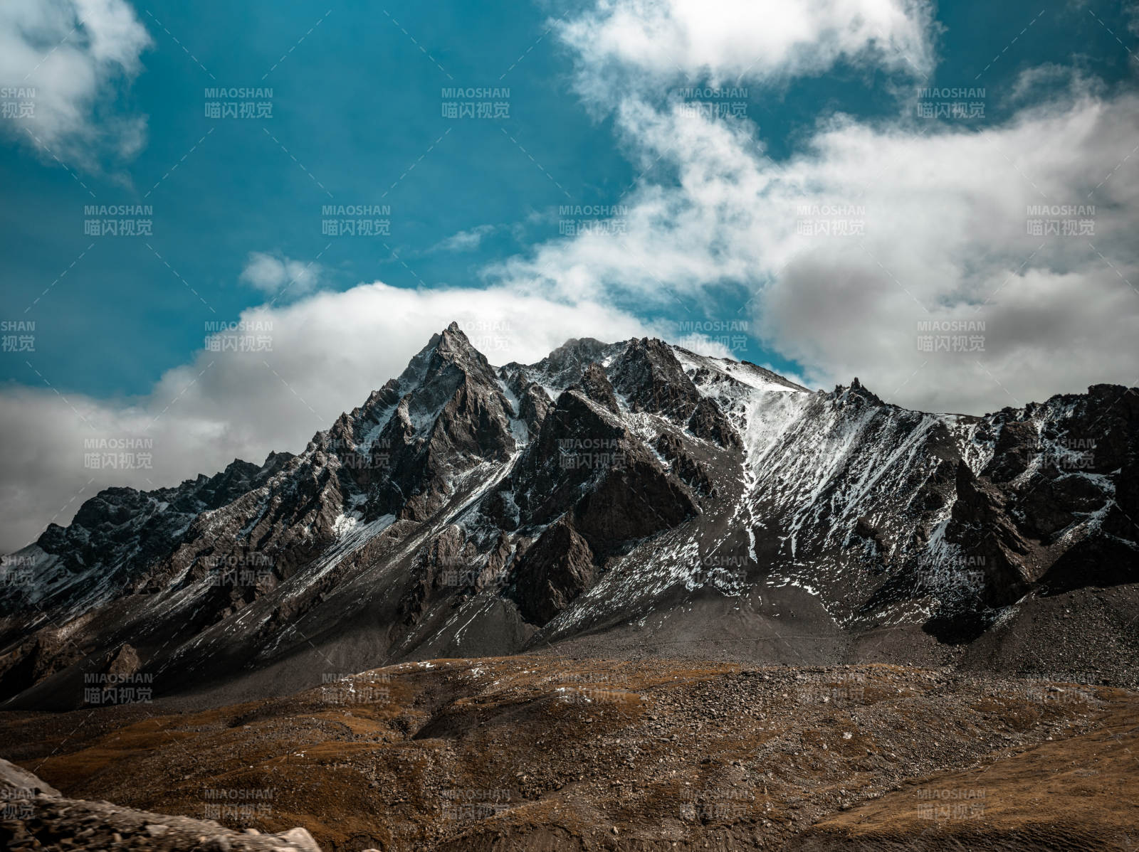雪山巍峨云绕峰图片