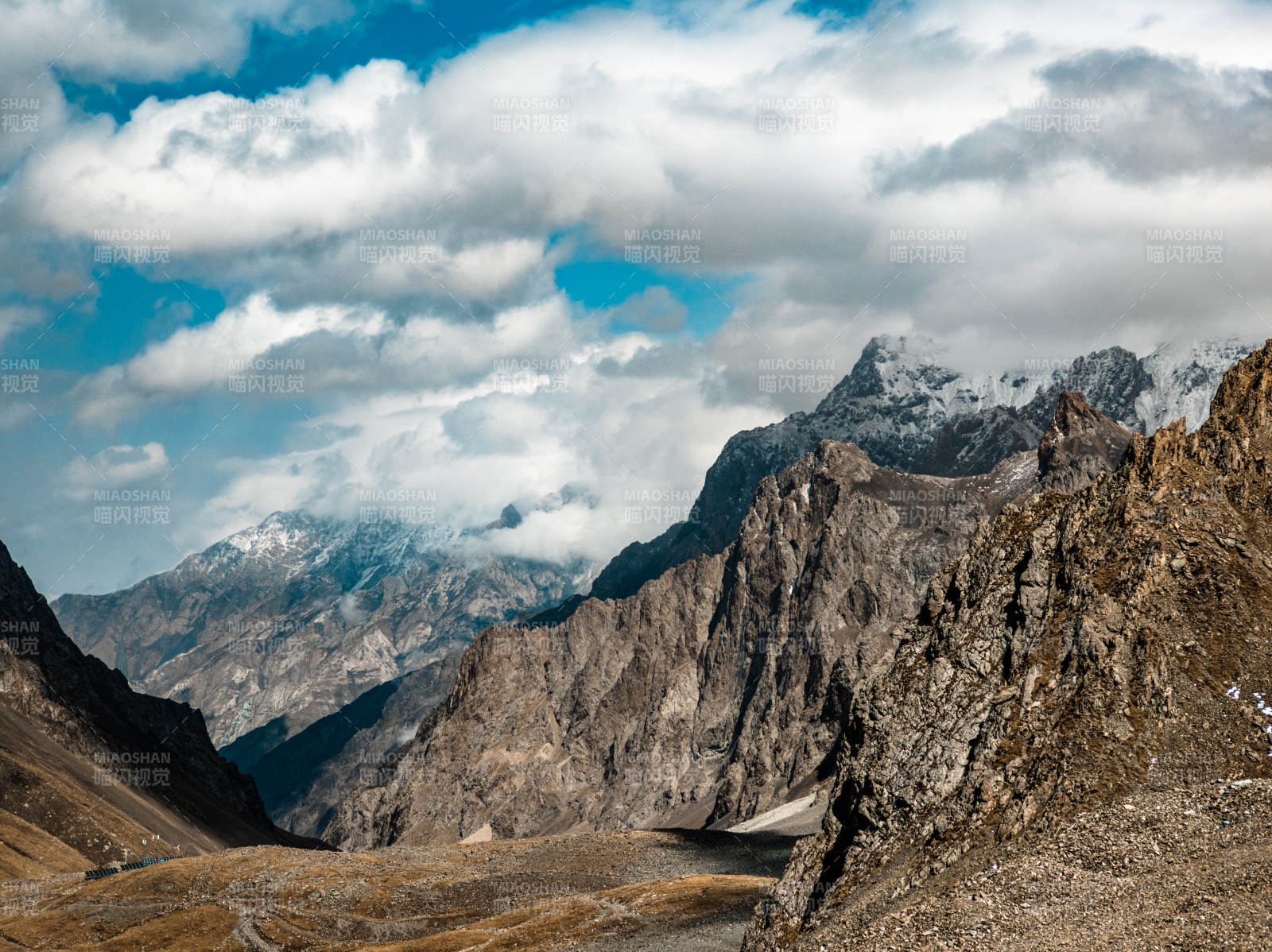 雪山峡谷云海图片