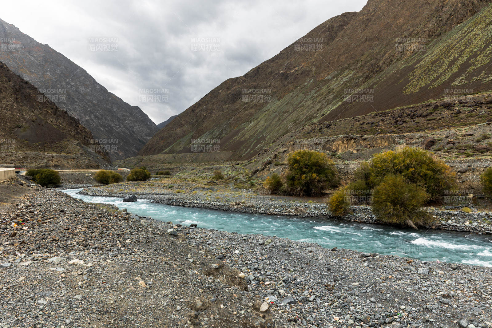 山谷溪流图图片