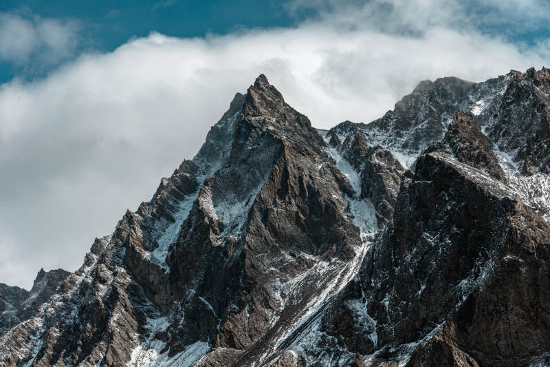 雪山之巅 云雾缭绕图片