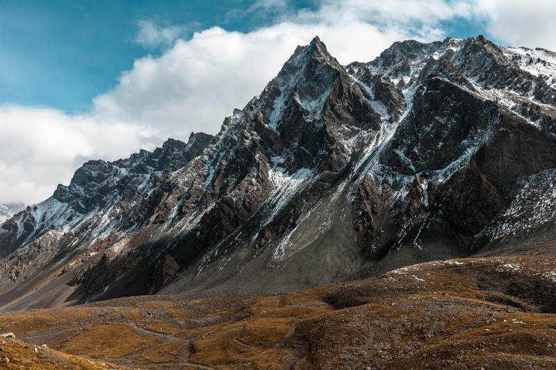 雪山巍峨 云影缭绕图片