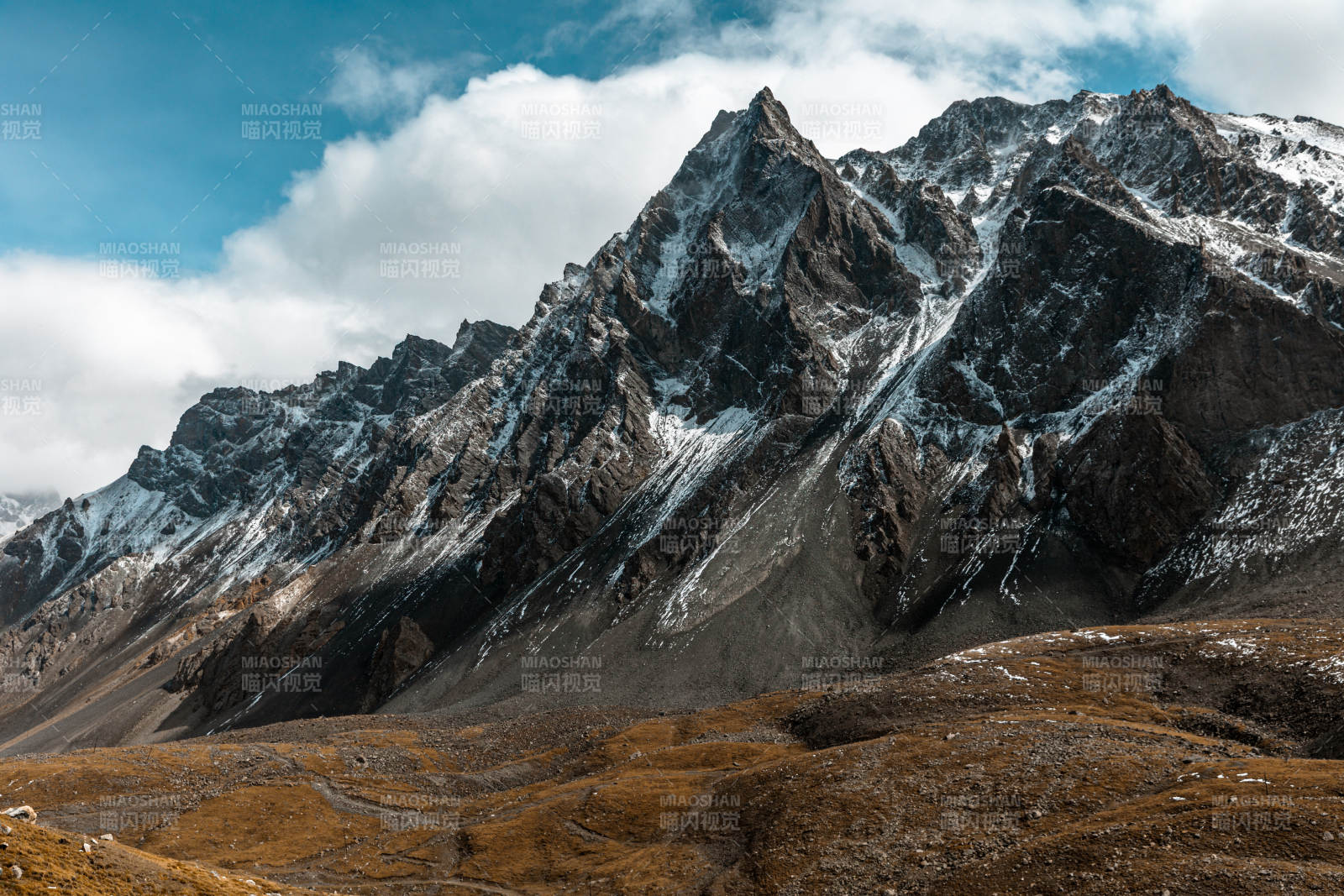 雪山巍峨 云影缭绕图片