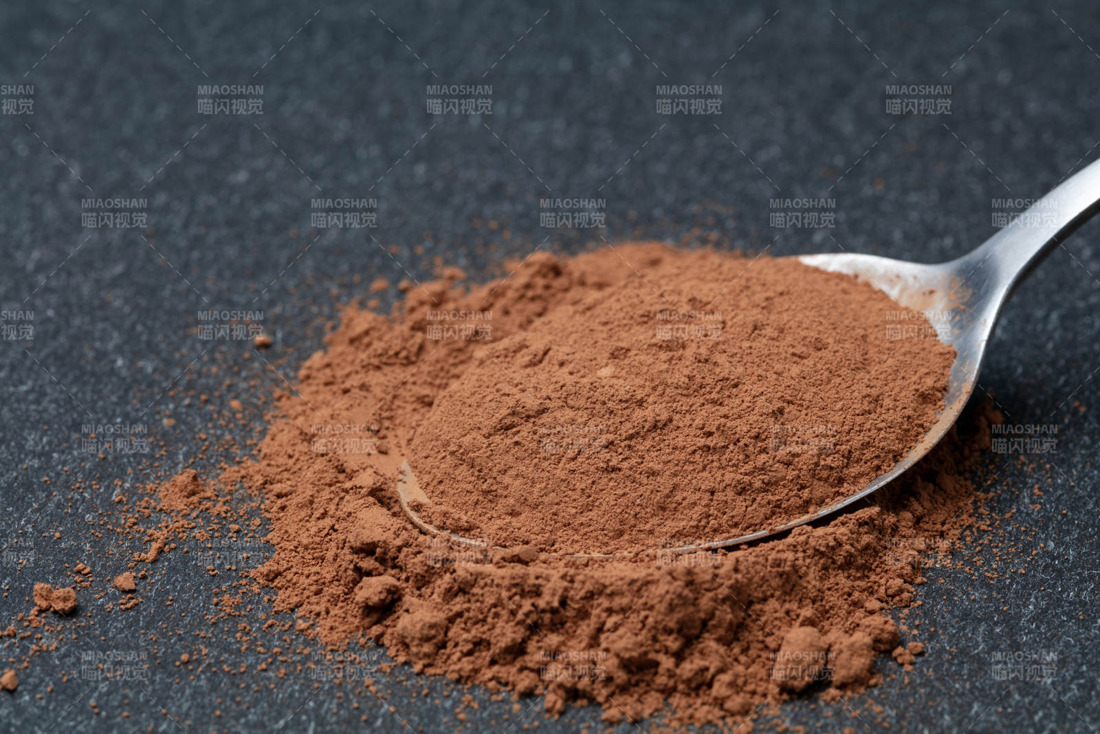 可可粉勺中盛放图片