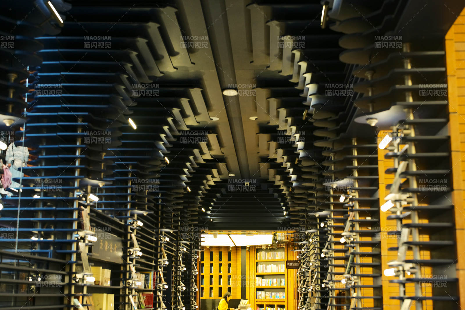 天津钟书阁—现代图书馆的拱形书架图片